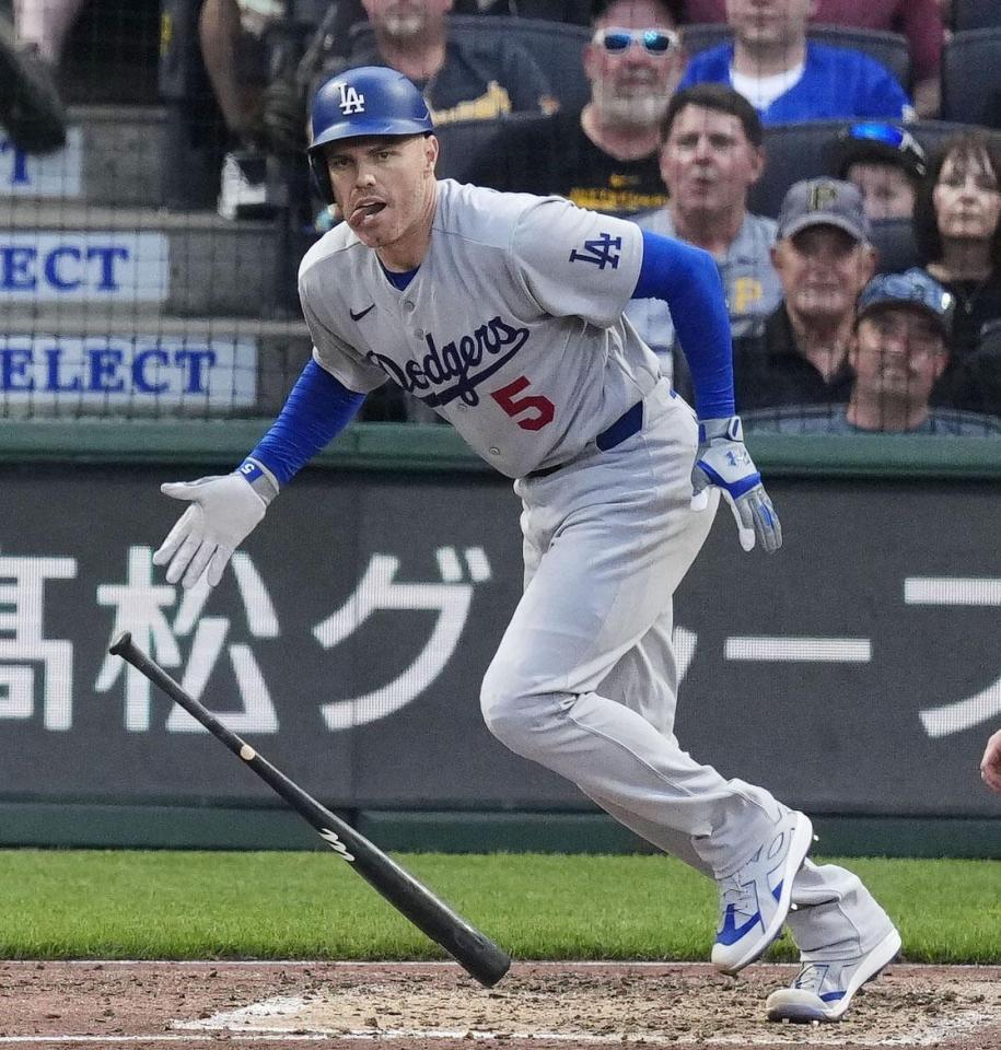 　パイレーツ戦の６回、二塁打を放つドジャースのフリーマン＝ピッツバーグ（共同）