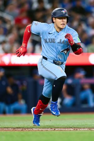　ヤンキース戦の３回、適時内野安打を放って走るブルージェイズ・岡本＝トロント（ゲッティ＝共同）