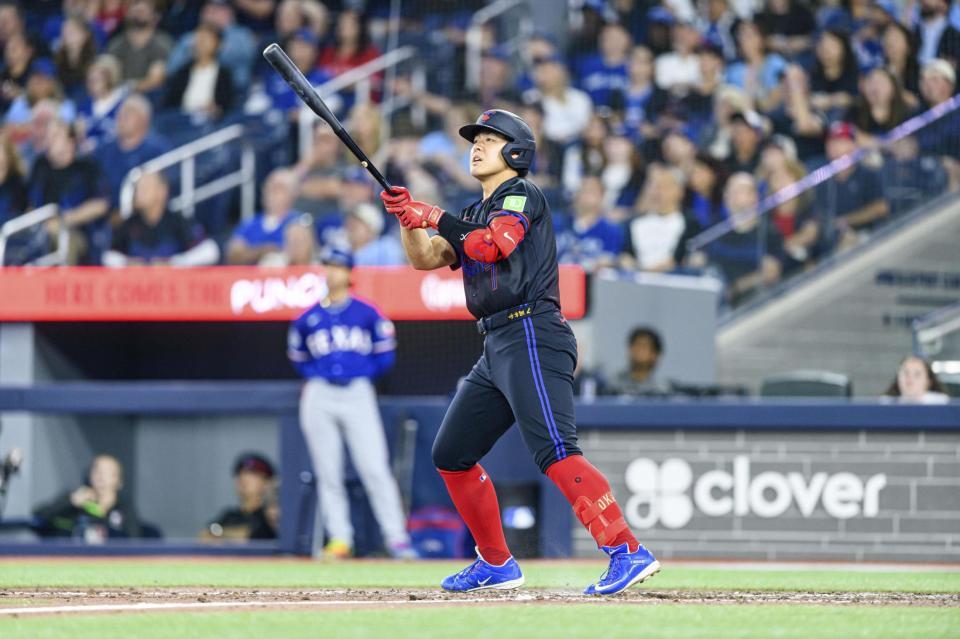 　レンジャーズ戦の８回、19号２ランを放つブルージェイズ・岡本＝トロント（ゲッティ＝共同）