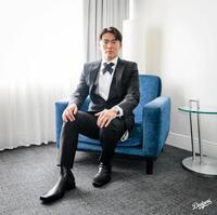 レッドカーペットの準備を進める山本（ロサンゼルス・ドジャース提供）