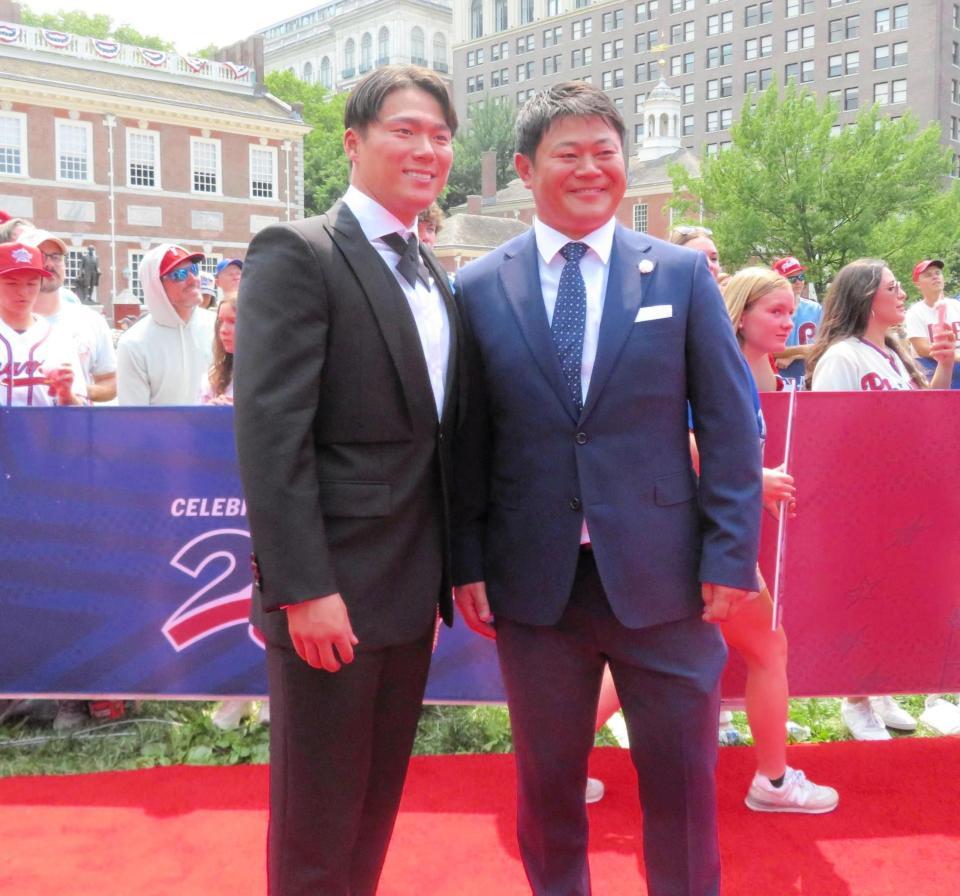園田通訳と一緒にレッドカーペットを歩いた山本（撮影・小林信行）