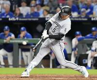 　ロイヤルズ戦の７回、33号２ランを放つホワイトソックス・村上＝カンザスシティー（共同）