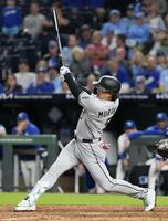 　ロイヤルズ戦の７回、33号２ランを放つホワイトソックス・村上＝カンザスシティー（共同）