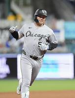 　ロイヤルズ戦の７回、33号２ランを放ち塁を回るホワイトソックス・村上＝カンザスシティー（共同）