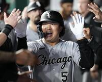 　ロイヤルズ戦の７回、33号２ランを放ちタッチを交わすホワイトソックス・村上＝カンザスシティー（共同）
