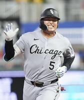 　ロイヤルズ戦の７回、３３号２ランを放ち塁を回るホワイトソックス・村上（提供・共同通信社）