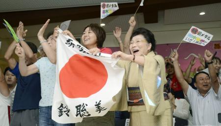 　鈴木聡美が銀メダルを獲得し、パブリックビューイングで喜ぶ姉の鮎美さん（中央）と祖母の入江春代さん