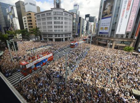 　ロンドン五輪メダリストらのパレードを見ようと、東京・銀座に約５０万人が詰めかけた（撮影・棚橋慶太）　