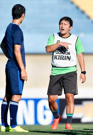 　練習で指示を出す秋葉忠宏コーチ（共同）