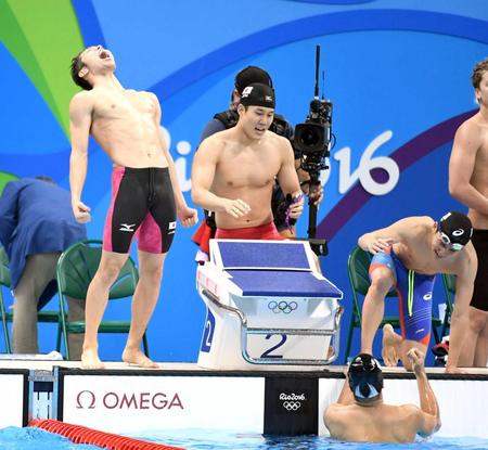 　銅メダル獲得に喜びを爆発させる（左から）萩野、小堀、江原。手前は最終泳者の松田