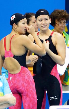 女子１００メートル自由形予選　レースを終えた池江璃花子（左）と内田美希＝リオデジャネイロ（共同）