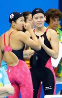 女子１００メートル自由形予選　レースを終えた池江璃花子（左）と内田美希＝リオデジャネイロ（共同）
