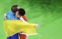　男子個人総合決勝で金メダルが確定し、銀メダルのウクライナのベルニャエフ（左）と抱き合う内村航平＝リオデジャネイロ（共同）
