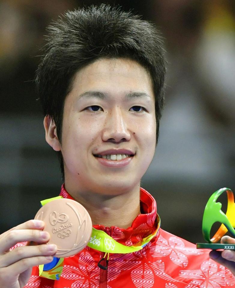 　男子シングルスの表彰式で、笑顔で銅メダルを手にする水谷隼＝リオデジャネイロ（共同）
