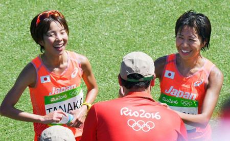 女子マラソン　ゴール後に笑顔を見せる田中智美（左）と福士加代子＝リオデジャネイロ（共同）