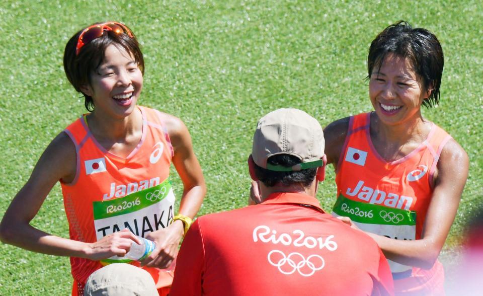 女子マラソン　ゴール後に笑顔を見せる田中智美（左）と福士加代子＝リオデジャネイロ（共同）