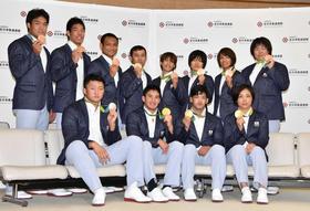 　メダルを手に笑顔の柔道日本選手団