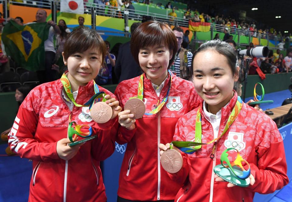 　銅メダルを披露する（左から）福原愛、石川佳純、伊藤美誠