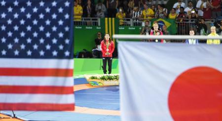 　女子53キロ級決勝で敗れ銀メダルとなった吉田沙保里（左端）。表彰式で米国の国歌を悔しそうな表情で聞いた＝リオデジャネイロ（共同）