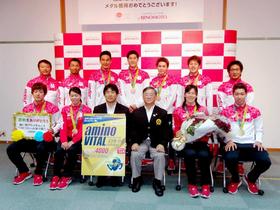 　味の素株式会社を表敬訪問した競泳日本代表メダリストたち