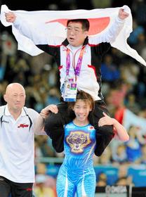 　２０１２年８月、ロンドン五輪で優勝し、父・栄勝コーチを肩車し喜ぶ吉田