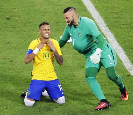 　ＰＫ戦でドイツを退けて優勝し、感極まった表情を見せるブラジルのネイマール。右はＧＫウェベルトン＝リオデジャネイロ（共同）