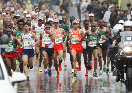 　男子マラソン　雨の中、スタートする佐々木悟（中央左）、石川末広（同右）ら＝リオデジャネイロ（共同）