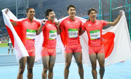 　男子４００メートルリレーで銀メダルを獲得し笑顔の（左から）ケンブリッジ、桐生、飯塚、山県