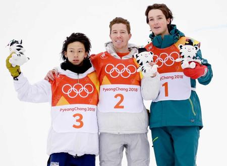 　スノーボード男子ハーフパイプで銀メダルを獲得した平野歩夢（左）。中央は金のショーン・ホワイト、右は銀のスコット・ジェームズ（共同）