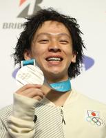 　獲得した銀メダルを手に笑顔のスノーボード男子ハーフパイプの平野歩夢