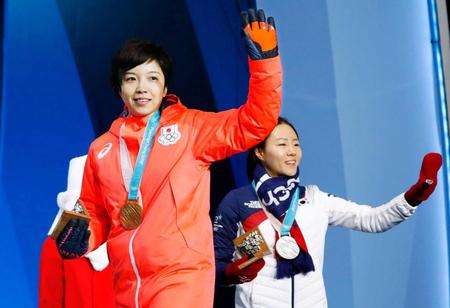 　平昌冬季五輪スピードスケート女子５００メートルの金メダルを胸に手を振る小平奈緒（左）と銀メダルの李相花（共同）