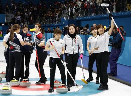 　カーリング女子準決勝で韓国（左側）に延長の末に敗れた日本。（右から）吉田知、吉田夕、藤沢、鈴木＝２３日（共同）