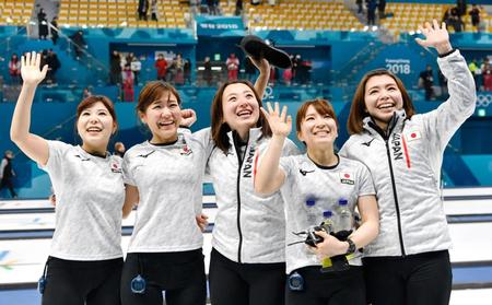 平昌冬季五輪のカーリング女子で銅メダルを獲得し、笑顔で手を振る（左から）吉田夕、吉田知、藤沢、鈴木、本橋＝24日、韓国・江陵（共同）