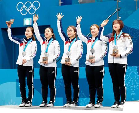 カーリング女子のメダル授与式で銀メダルを胸に歓声に応える韓国＝江陵（共同）
