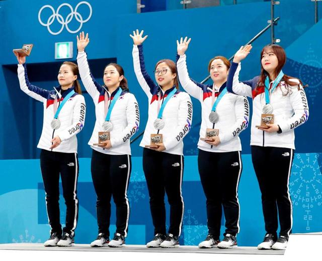 　カーリング女子のメダル授与式で銀メダルを胸に歓声に応える韓国（共同）