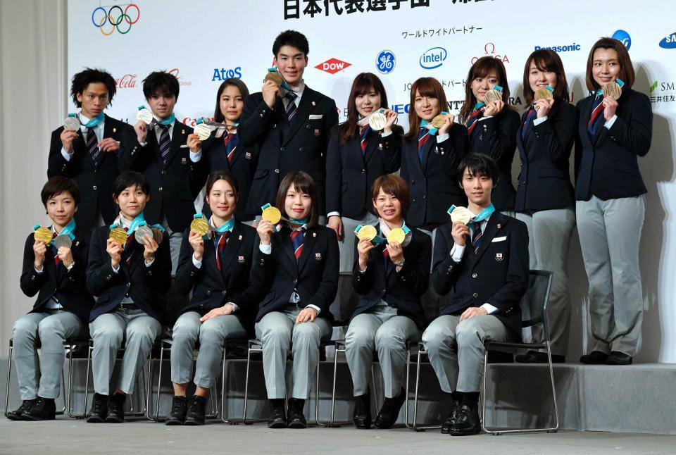 　メダルを手に笑顔を見せる平昌五輪のメダリストたち