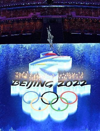 　北京冬季五輪の閉会式会場に映し出された大会エンブレムと五輪マーク＝２０日、北京（共同）