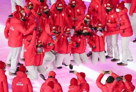 　北京冬季五輪の閉会式で記念撮影する日本選手団＝２０日、北京（共同）