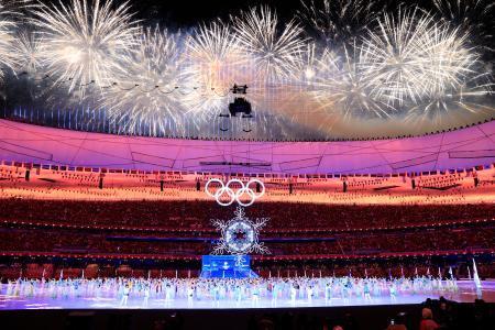 　北京冬季五輪閉会式で打ち上がる花火。下は聖火が消えた「雪の結晶」のオブジェ＝２０日、北京（共同）