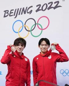 　フィギュアスケート男子で銀メダルを獲得した鍵山優真（右）と銅の宇野昌磨＝１１日、北京（共同）