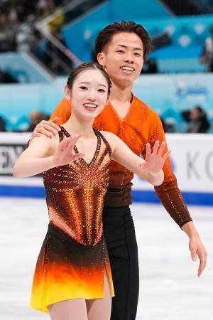 　ペア・ＳＰの演技を終え、歓声に応える長岡柚奈（左）、森口澄士組＝北京（共同）
