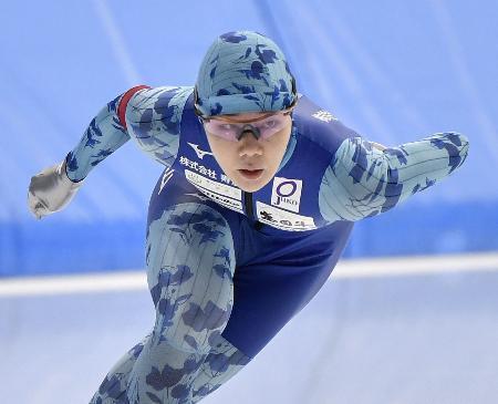 　スピードスケートの小学生の大会にオープン参加した吉田雪乃＝青森県八戸市