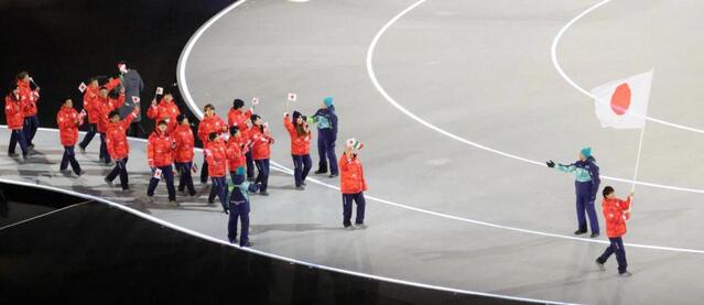 日本選手団の行進でイタリア国旗も