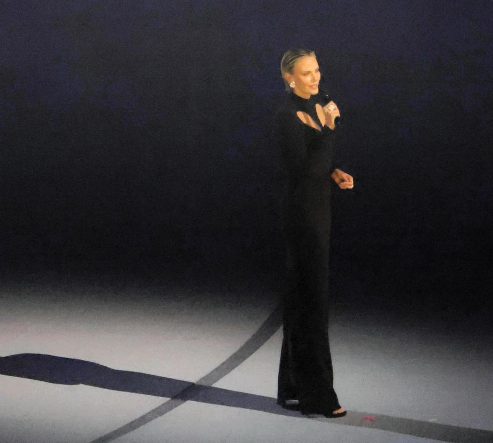 開会式に登場したシャーリーズ・セロン＝ジョゼッペ・メアッツァ競技場