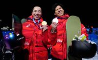 男子ビッグエアで金メダルを獲得した木村葵来（左）と銀メダルの木俣椋真＝リビーニョ（共同）