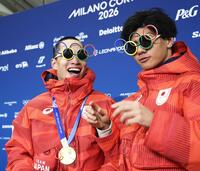 男子ビッグエアで金メダルを獲得し、おどける木村葵来（左）と銀メダルの木俣椋真（提供・共同通信社）