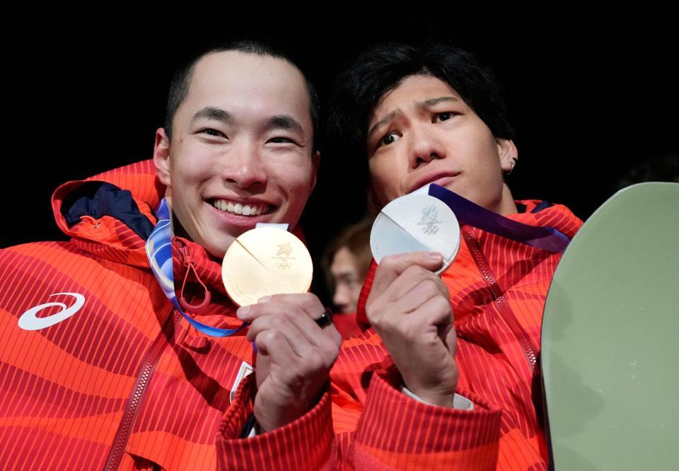 男子ビッグエアで金メダルを獲得した木村葵来（左）と銀メダルの木俣椋真＝リビーニョ（共同）