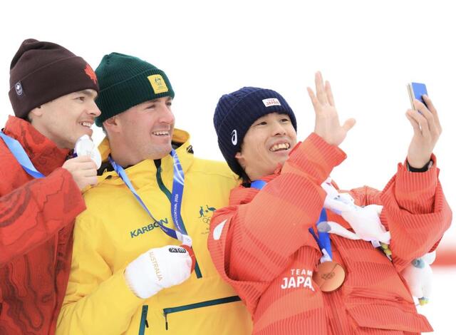 モーグル銀選手 怒りのスキーぶん投げ