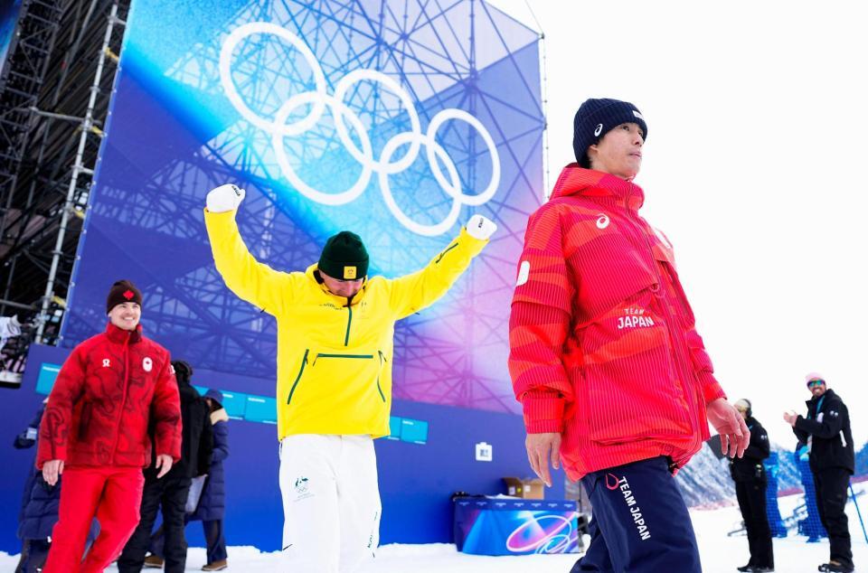 男子モーグルで銅メダルを獲得し、表彰式に向かう堀島行真（右）＝リビーニョ（共同）