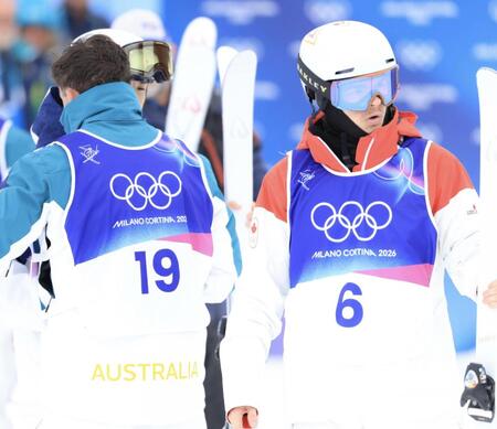 豪州の選手（左）に競り負け、肩を落とすカナダのキングズベリー＝リビーニョ・エアリアル・モーグルパーク（撮影・吉澤敬太）